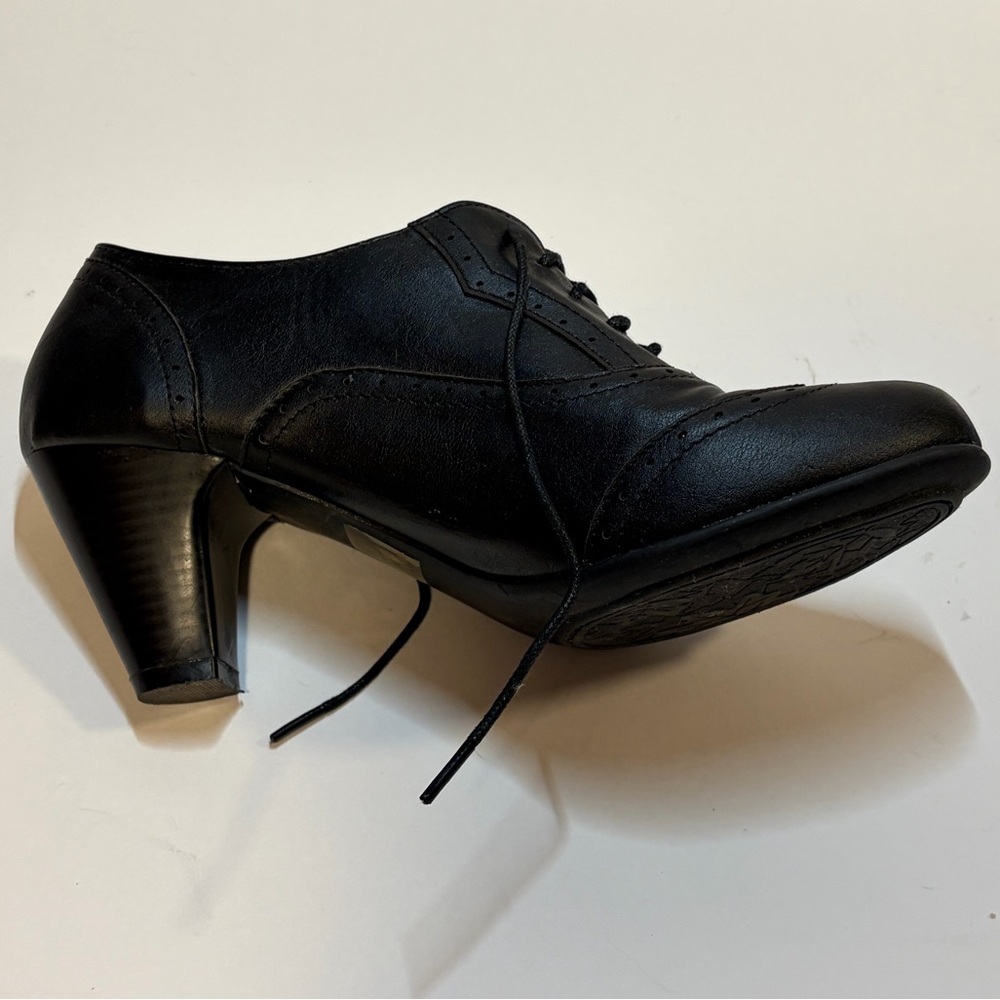 Refresh Women’s Classic Black Leather Oxfords, Size 8 - Picture 5 of 7